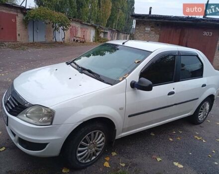 Белый Рено Логан, объемом двигателя 1.4 л и пробегом 300 тыс. км за 3500 $, фото 1 на Automoto.ua