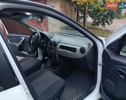 Белый Рено Логан, объемом двигателя 1.4 л и пробегом 300 тыс. км за 3500 $, фото 5 на Automoto.ua