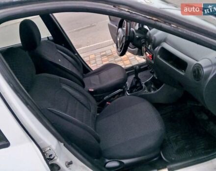 Белый Рено Логан, объемом двигателя 1.39 л и пробегом 170 тыс. км за 1999 $, фото 15 на Automoto.ua