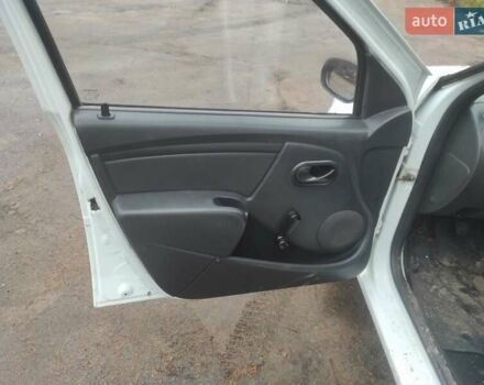 Білий Рено Логан, об'ємом двигуна 1.39 л та пробігом 241 тис. км за 2650 $, фото 6 на Automoto.ua