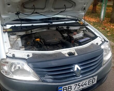 Білий Рено Логан, об'ємом двигуна 1.4 л та пробігом 200 тис. км за 3500 $, фото 4 на Automoto.ua