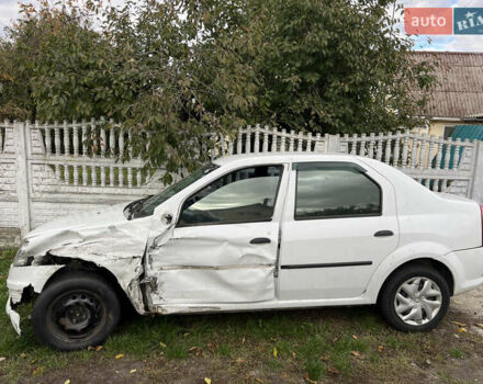 Белый Рено Логан, объемом двигателя 1.39 л и пробегом 250 тыс. км за 2000 $, фото 4 на Automoto.ua