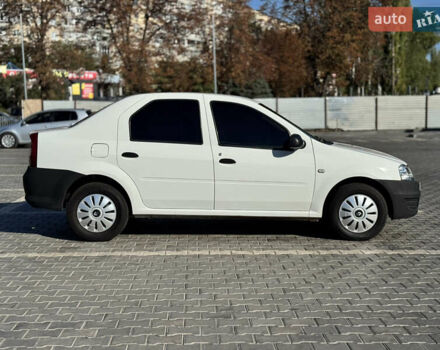 Белый Рено Логан, объемом двигателя 1.39 л и пробегом 252 тыс. км за 4300 $, фото 7 на Automoto.ua