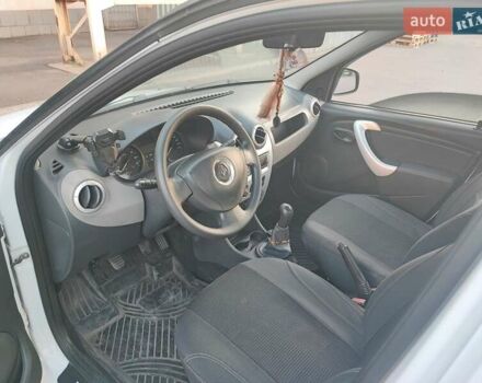 Белый Рено Логан, объемом двигателя 1.46 л и пробегом 196 тыс. км за 5500 $, фото 9 на Automoto.ua