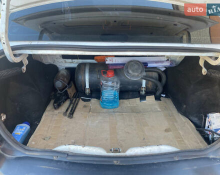 Белый Рено Логан, объемом двигателя 1.4 л и пробегом 262 тыс. км за 3500 $, фото 9 на Automoto.ua