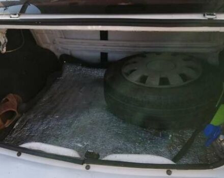 Білий Рено Логан, об'ємом двигуна 1.39 л та пробігом 320 тис. км за 3000 $, фото 5 на Automoto.ua