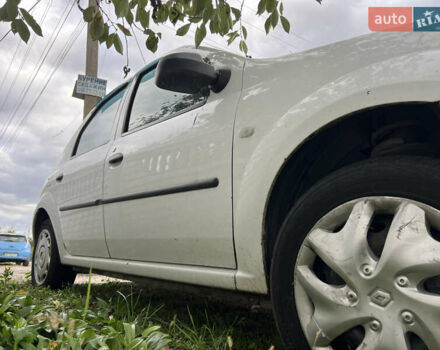 Белый Рено Логан, объемом двигателя 1.39 л и пробегом 250 тыс. км за 2000 $, фото 3 на Automoto.ua