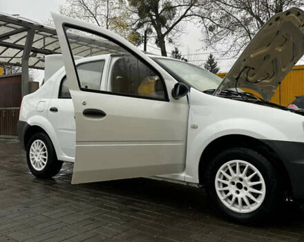 Белый Рено Логан, объемом двигателя 1.39 л и пробегом 241 тыс. км за 2700 $, фото 5 на Automoto.ua