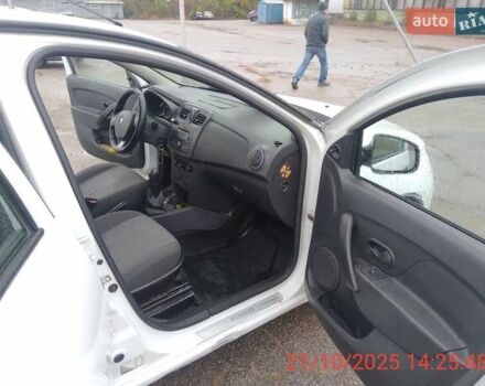 Білий Рено Логан, об'ємом двигуна 1.2 л та пробігом 350 тис. км за 3400 $, фото 7 на Automoto.ua