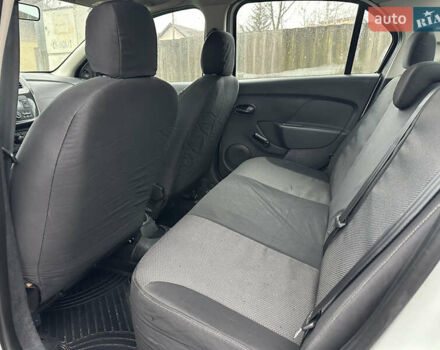 Білий Рено Логан, об'ємом двигуна 1.2 л та пробігом 277 тис. км за 4500 $, фото 13 на Automoto.ua