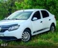 Белый Рено Логан, объемом двигателя 1.1 л и пробегом 300 тыс. км за 3858 $, фото 1 на Automoto.ua