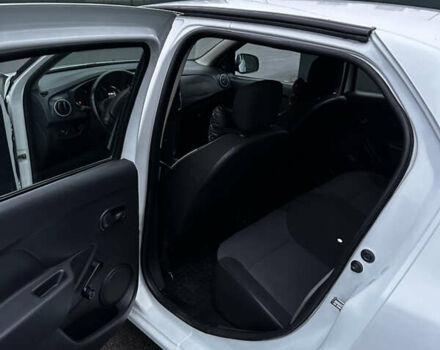 Белый Рено Логан, объемом двигателя 1.2 л и пробегом 247 тыс. км за 4200 $, фото 7 на Automoto.ua