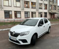 Белый Рено Логан, объемом двигателя 1 л и пробегом 135 тыс. км за 5500 $, фото 1 на Automoto.ua