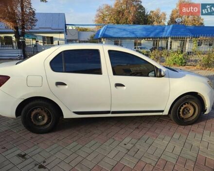 Белый Рено Логан, объемом двигателя 1 л и пробегом 300 тыс. км за 3850 $, фото 3 на Automoto.ua