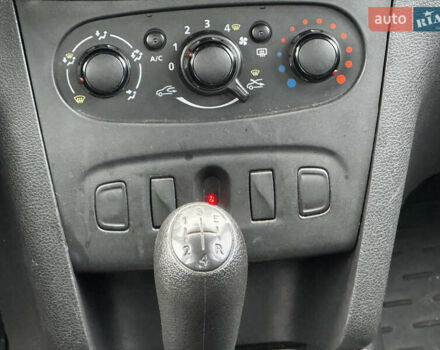 Білий Рено Логан, об'ємом двигуна 1.2 л та пробігом 190 тис. км за 3800 $, фото 13 на Automoto.ua