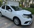 Белый Рено Логан, объемом двигателя 1 л и пробегом 124 тыс. км за 4650 $, фото 1 на Automoto.ua