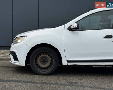 Білий Рено Логан, об'ємом двигуна 1.2 л та пробігом 190 тис. км за 3800 $, фото 3 на Automoto.ua