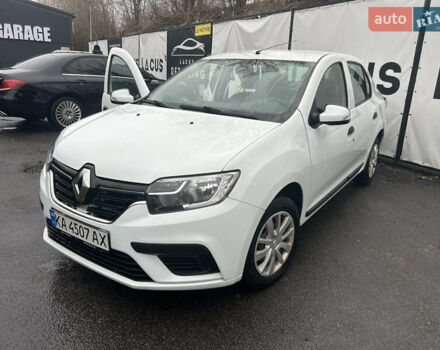 Белый Рено Логан, объемом двигателя 1 л и пробегом 275 тыс. км за 6800 $, фото 1 на Automoto.ua