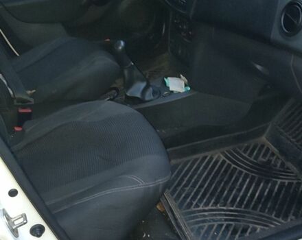 Белый Рено Логан, объемом двигателя 1 л и пробегом 213 тыс. км за 4500 $, фото 5 на Automoto.ua