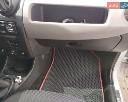 Білий Рено Логан, об'ємом двигуна 1.6 л та пробігом 184 тис. км за 6000 $, фото 34 на Automoto.ua