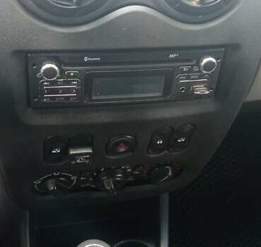 Білий Рено Логан, об'ємом двигуна 1.6 л та пробігом 184 тис. км за 6000 $, фото 18 на Automoto.ua