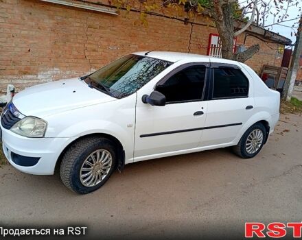 Белый Рено Логан, объемом двигателя 1.4 л и пробегом 300 тыс. км за 3500 $, фото 1 на Automoto.ua