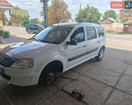 Белый Рено Логан, объемом двигателя 1.4 л и пробегом 350 тыс. км за 3519 $, фото 1 на Automoto.ua