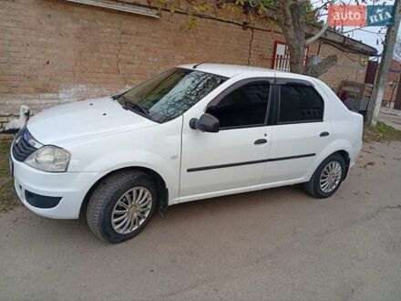 Білий Рено Логан, об'ємом двигуна 1.4 л та пробігом 300 тис. км за 3500 $, фото 1 на Automoto.ua