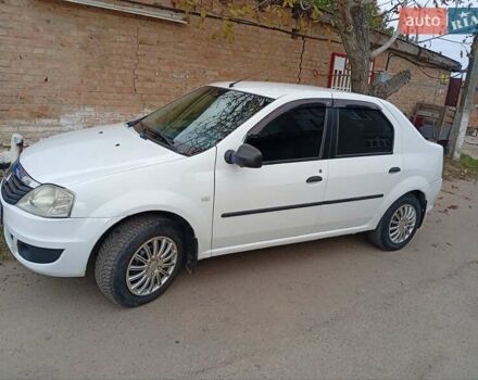 Белый Рено Логан, объемом двигателя 1.4 л и пробегом 300 тыс. км за 3500 $, фото 1 на Automoto.ua