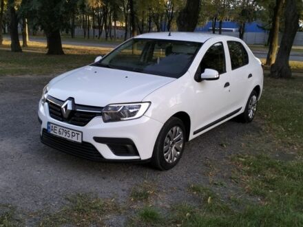 Белый Рено Логан, объемом двигателя 1 л и пробегом 184 тыс. км за 5200 $, фото 1 на Automoto.ua