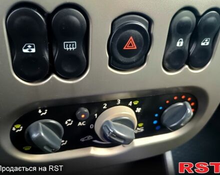 Красный Рено Логан, объемом двигателя 1.4 л и пробегом 130 тыс. км за 6450 $, фото 6 на Automoto.ua