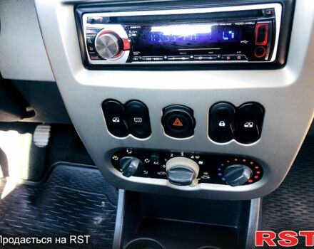 Красный Рено Логан, объемом двигателя 1.4 л и пробегом 189 тыс. км за 3850 $, фото 6 на Automoto.ua