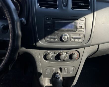 Красный Рено Логан, объемом двигателя 1.1 л и пробегом 337 тыс. км за 3950 $, фото 7 на Automoto.ua