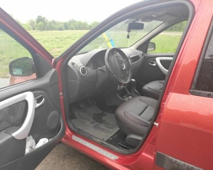 Красный Рено Логан, объемом двигателя 1.6 л и пробегом 182 тыс. км за 5999 $, фото 2 на Automoto.ua