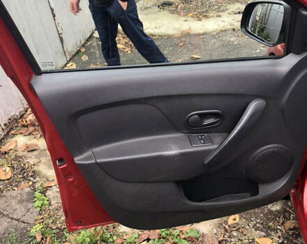 Рено Логан 2013 у Смеле на Automoto.ua Червоний Рено Логан, об'ємом двигуна 1.15 л та пробігом 72 тис. км за 7500 $, фото 6 на Automoto.ua