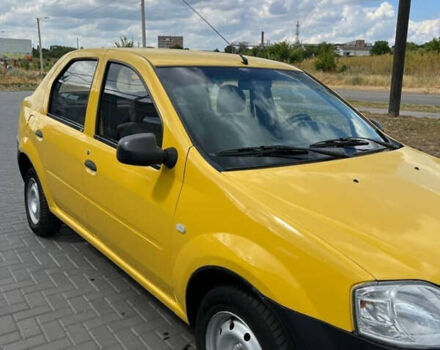 Желтый Рено Логан, объемом двигателя 1.4 л и пробегом 171 тыс. км за 4100 $, фото 2 на Automoto.ua