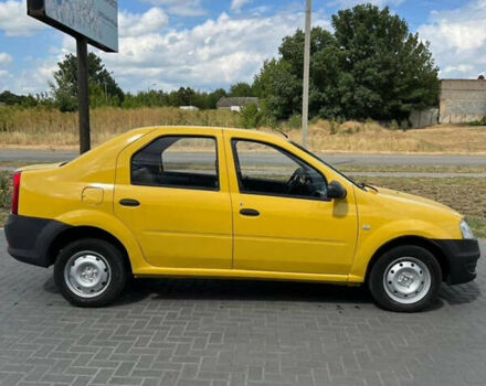 Желтый Рено Логан, объемом двигателя 1.4 л и пробегом 171 тыс. км за 4100 $, фото 1 на Automoto.ua