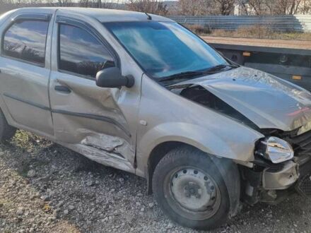 Зеленый Рено Логан, объемом двигателя 1.5 л и пробегом 190 тыс. км за 2500 $, фото 1 на Automoto.ua