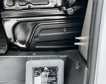 Белый Рено Мастер, объемом двигателя 2.3 л и пробегом 400 тыс. км за 16800 $, фото 26 на Automoto.ua