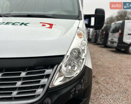 Белый Рено Мастер, объемом двигателя 2.3 л и пробегом 385 тыс. км за 17900 $, фото 3 на Automoto.ua