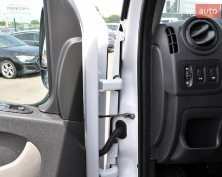 Рено Мастер 2018 в Киеве на Automoto.ua Белый Рено Мастер, объемом двигателя 2.3 л и пробегом 264 тыс. км за 22500 $, фото 47 на Automoto.ua