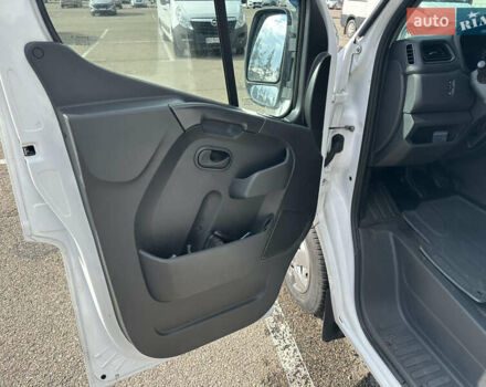 Белый Рено Мастер, объемом двигателя 2.3 л и пробегом 185 тыс. км за 23999 $, фото 3 на Automoto.ua