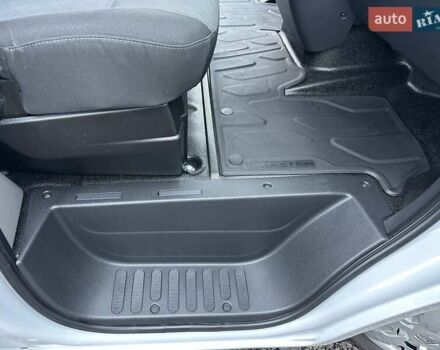 Білий Рено Мастєр, об'ємом двигуна 2.3 л та пробігом 235 тис. км за 21600 $, фото 56 на Automoto.ua