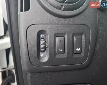 Белый Рено Мастер, объемом двигателя 2.3 л и пробегом 211 тыс. км за 19250 $, фото 18 на Automoto.ua