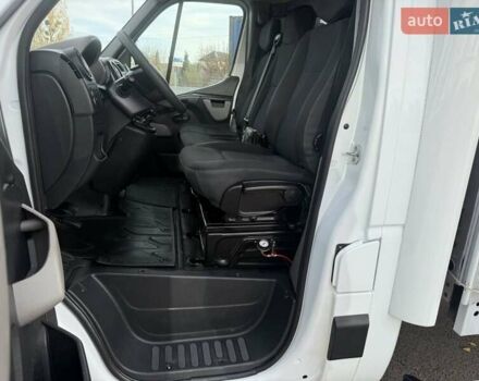 Белый Рено Мастер, объемом двигателя 2.3 л и пробегом 323 тыс. км за 16200 $, фото 2 на Automoto.ua
