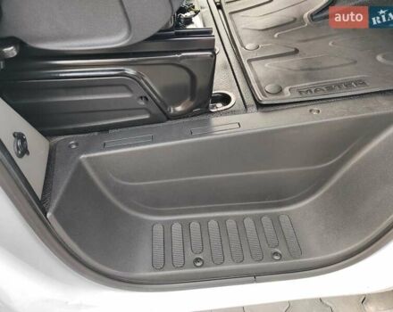 Білий Рено Мастєр, об'ємом двигуна 2.3 л та пробігом 283 тис. км за 19999 $, фото 13 на Automoto.ua