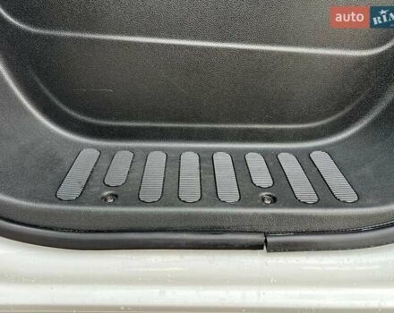 Белый Рено Мастер, объемом двигателя 2.3 л и пробегом 330 тыс. км за 21999 $, фото 68 на Automoto.ua