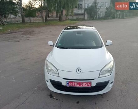 Рено Меган 2008 в Нововолынск на Automoto.ua Белый Рено Меган, объемом двигателя 1.6 л и пробегом 196 тыс. км за 6200 $, фото 1 на Automoto.ua