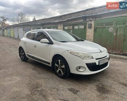 Рено Меган 2010 в Киеве на Automoto.ua Белый Рено Меган, объемом двигателя 1.6 л и пробегом 280 тыс. км за 5999 $, фото 1 на Automoto.ua