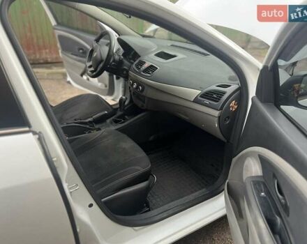 Рено Меган 2010 в Киеве на Automoto.ua Белый Рено Меган, объемом двигателя 1.6 л и пробегом 280 тыс. км за 5999 $, фото 3 на Automoto.ua